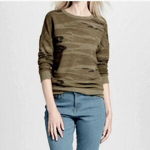 Zoe + Liv Green Camouflage Print Crew Neck Sweatshirt - Size Small